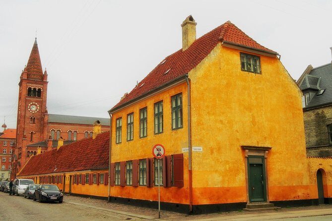 3h Private walking tour, Copenhagen - Amalienborg Palace Museum: royal Denmark, still lived-in