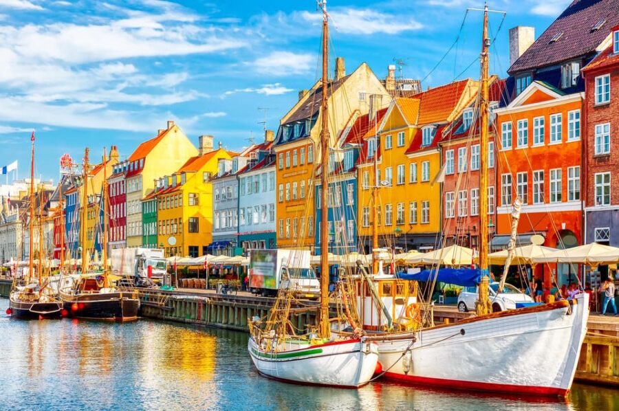 Copenhagen: A guided walk for first-timers in the city - Headsets, small groups, and why the listening quality matters
