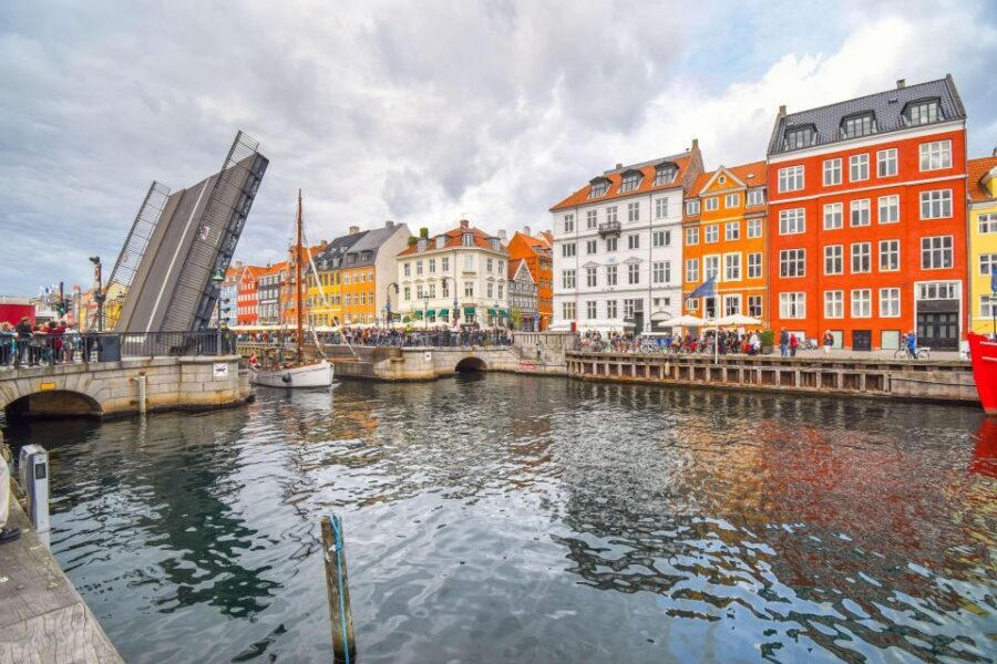 Copenhagen: Canal Boat Cruise & Old Town/Nyhavn Walking Tour - Why a canal cruise works so well in Copenhagen