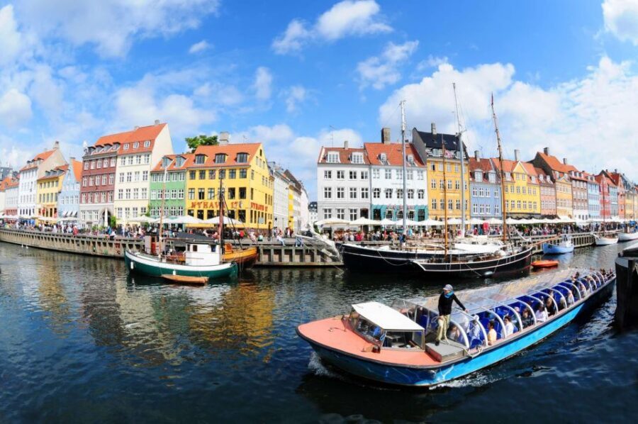 Copenhagen: Canal Boat Cruise & Old Town/Nyhavn Walking Tour - Getting started: City Hall meeting point and how the flow works
