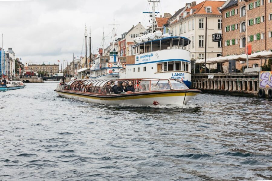 Copenhagen: Canal Cruise with Guide - Back toward Christiansborg and the city’s financial core