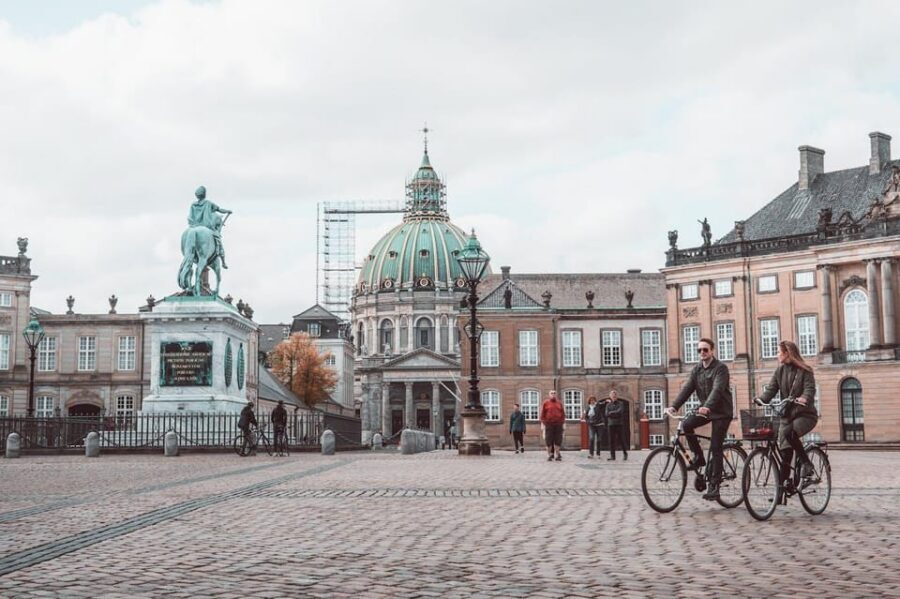 Copenhagen: Guided Walking Tour in French - Meeting at Axelborg: where to find your guide fast