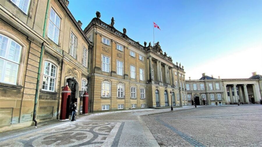 Copenhagen: Guided Walking Tour in French - Nyhavn on foot plus The Playhouse: the “feel” of Copenhagen