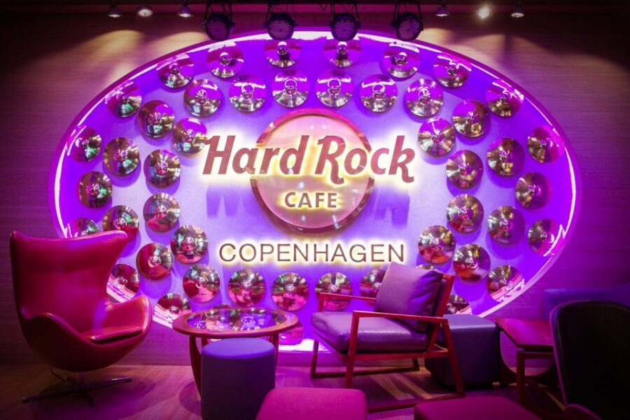 Copenhagen: Hard Rock Cafe with Set Menu for Lunch or Dinner - What you’ll eat: burgers, BBQ, chicken, salmon, and salad